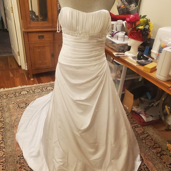 Wedding Dress - Picture 1 of 16